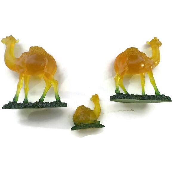 Camel Family Figurines Set of Three Pieces With Storage Box - Picture 3 of 16
